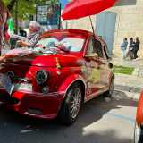 Continuando la nostra passeggiata facciamo la conoscenza del 68enne ruvese Giuseppe, che ha trasformato la sua 500 in �Saetta McQueen�, la celebre auto del film di animazione �Cars�. Il frontale � stato modificato applicando un parasole con gli occhi di Saetta e lunghe ciglia sui fari anteriori